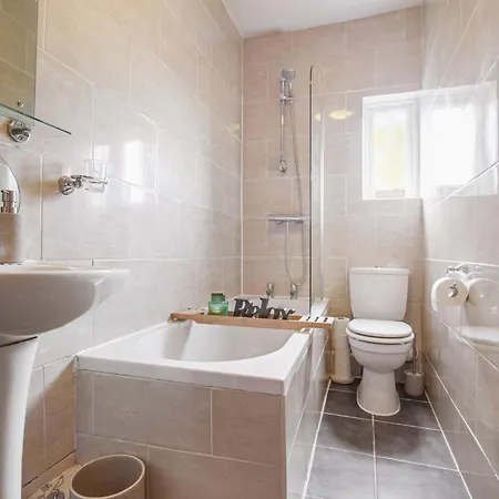 Holiday home Urban Retreat Oasis Free Parking 13ppl