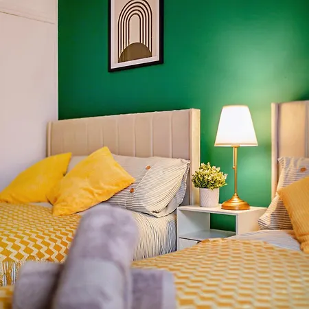 Urban Retreat Oasis Free Parking 13ppl Holiday home *