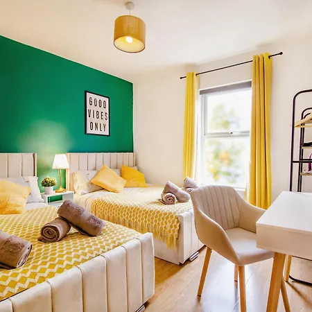 Urban Retreat Oasis Free Parking 13ppl Holiday home Sheffield