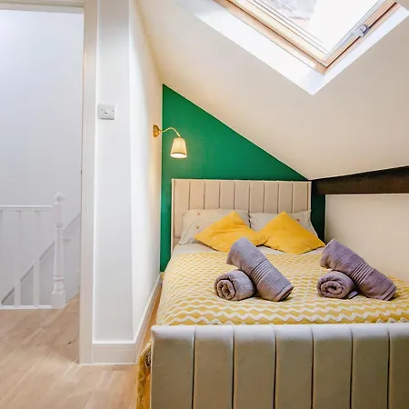 Urban Retreat Oasis Free Parking 13ppl Holiday home *