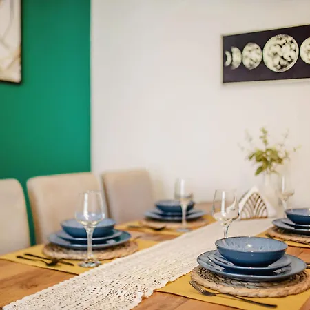 Holiday home Urban Retreat Oasis Free Parking 13ppl