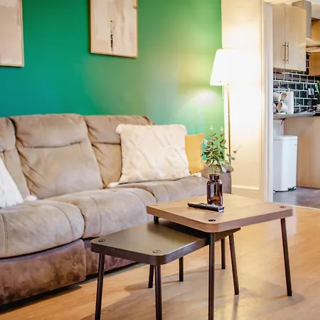 Urban Retreat Oasis Free Parking 13ppl Holiday home